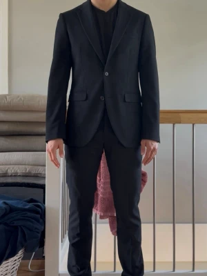 Svart kostym till bal & student - Helt ny svart komplett kostym från Brothers. Använts vid ett tillfälle. Nypris 3399kr. Säljer den nu för 1200kr. Storlek 46 både i byxor och kavaj. Perfekt till bal & student. Skriv vid frågor!