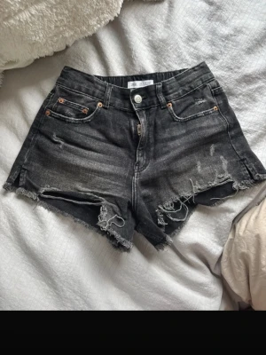 Zara jeansshorts! - Jättefina svarta jeansshorts i strl 11-12 men de passar lite större! Säljer för att de tyvärr blivit försmå!🩵🩵Skulle snarare vilja säga strl 32/34🩵
