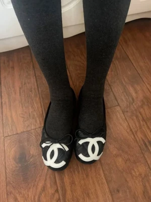 Svarta ballerinaskor från Chanel - Bud på 2000!!! Vintage Chanel cambon ballerina flats💕 passar storlek 39 men passar 38/39. Har inga äktenhetsbevis därav relativt lågt pris 