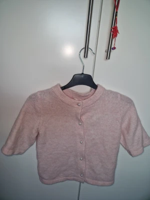 Ljusrosa kort kofta med pärlknappar - Supersöt ljusrosa kofta, säljer för att den är för liten😇