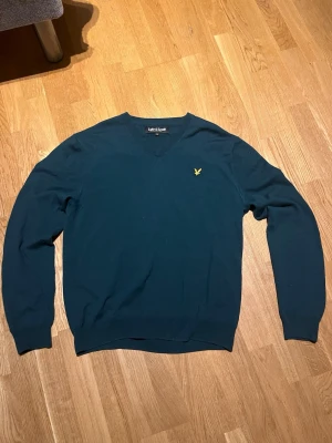 Mörkgrön stickad tröja Lyle & Scott - Den är lite krympt och därför inte XL löngre utan M. Mörkgrön stickad tröja från Lyle & Scott med v-ringad hals.          Lyle & Scott, marinblå, skogsgrön, grön , mörkgrön, olive, navy, v-ringad, v-neck, stickad, knit, örn, klassisk, preppy, herr, tunn stickning, premium, smart casual, britannisk  #lyleandscott #lylescott #vneck #vringad #stickad #knit #marinblå #navy #navyblue #herr #herrtröja #preppy #smartcasual #klassisk #örn #premium #gant #ralphlauren #fredferry #lacoste #hackett #barbour