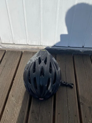 Bell Herr Cykelhjälm använd - i bra skick - Säljer en herrhjälm i bra skick. Hjälmen är bekväm och fungerar som den ska.  Den har en praktisk justeringsfunktion baktill (rund ratt) som gör att du enkelt kan anpassa passformen så att hjälmen sitter stadigt och bekvämt på huvudet.  - Bra skick - Justerbar passform med ratt bak - Bekväm och enkel att använda  Perfekt för cykling eller annan aktivitet där hjälm behövs.