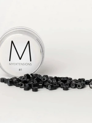Microringar i svart #1 - 🤍Säljer microringar från My Extensions. Microringar används för att fästa sin hårstråns.    🤍Microringarna är gjorda av aluminium och har en silikonkant på insidan som skyddar ditt hår. Innehåller ca. 100 st