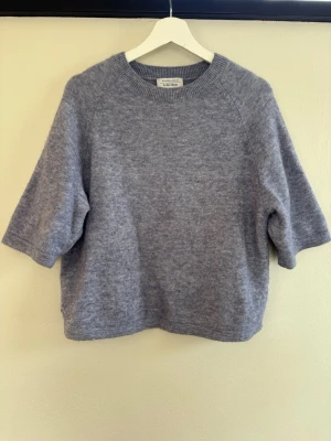 Ljuslila stickad tröja & Other Stories - Mysig ljuslila stickad tröja från & Other Stories Stockholm Atelier. Tröjan har rund hals, halvlånga ärmar och är gjord i ett mjukt, fluffigt material. Perfekt för lager på lager och en avslappnad look.