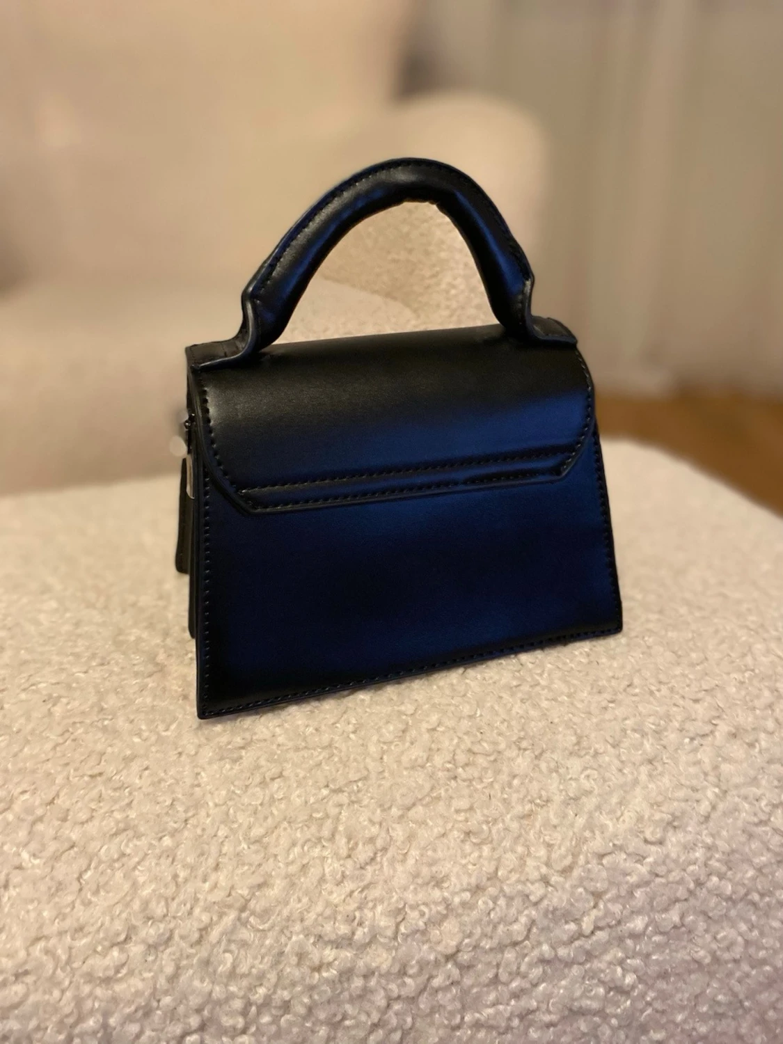 Svart minihandväska i läderlook från NK-AD - 1