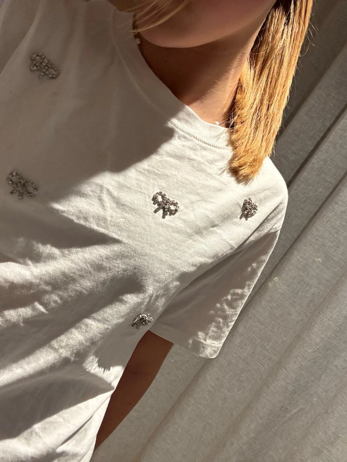 Vit t-shirt med strassrosetter - 2