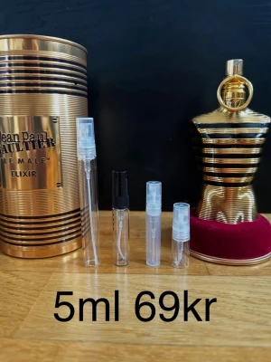 Jean Paul Gaultier le male elixir 5ml  - Jean Paul Gaultier Le Male Elixir ✨ En superintensiv, söt och kryddig doft med vanilj och värme. Väldigt maskulin och kraftfull.  En riktig attention-grabber.  ❄️ Passar bäst: höst, vinter  ✨ För dig som vill ha max komplimanger.  🔥 Rekommenderar bundle – 15+ andra exklusiva parfymer finns.  Priser: 2ml – 39kr 3ml – 55kr 5ml – 69kr 10ml – 119kr  💎 1 ml ≈ ca 20st sprays
