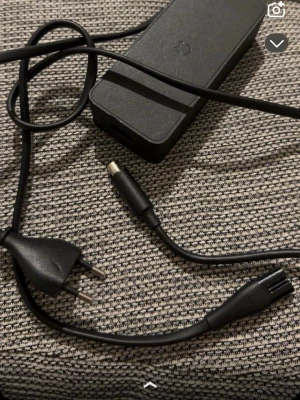 Laddare Xiaomi orginal - Säljer en svart nätadapter/laddare från Xiaomi med rektangulär form och rund DC-kontakt. Adaptern har en EU-kontakt och är tillverkad i plast. Perfekt för dig som behöver extra strömförsörjning till din laptop eller annan elektronik. Orginal laddare till elscoter 