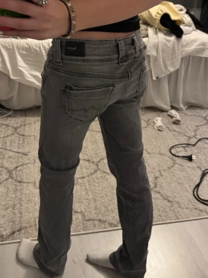 Low waist Pepe jeans - Säljer ett par gråa jeans från pepe. De är low waist och straight fit. Storlek w30💗 hör av er vid frågor💗