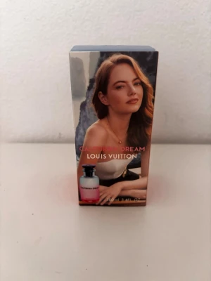 Louis Vuitton California Dream parfym - Louis Vuitton California Dream är en exklusiv parfym i en stilren glasflaska med svart lock. Flaskan har en snygg rosa till blå gradient och rymmer 100 ml. Förpackningen har en modern design med varma färger och Louis Vuitton-logga. Perfekt för dig som gillar lyxiga dofter.