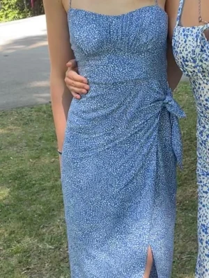 Zara klänning - Så fin klänning från Zara med knytdetalj i sidan, endast använd en gång💗storlek xs