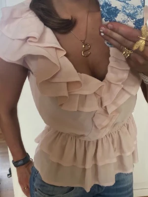 Vringad rosa volangtopp  - Så söt och trendig vringad rosa volangtopp! Jag är 168 och det är mina bilder, köp via köp nu direkt eller Swish, kvar tills markerad som såld 💖 storlek 40 men passar M också 