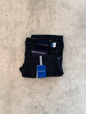 Svarta Jacob Cohën jeans  - Hej! Nu säljer vi dessa Jacob Cohën jeans som är direkt ifrån Italien 🇮🇹! Dessa är i storlek 34 som motsvarar W30 L32. I modell bard som är ganska sällsynt! Skick 10/10 Mvh Deluxe Fa$hion!