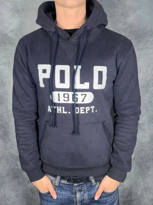 Ralph lauren hoodie - Storlek: M (sitter som S) || Skick: Mycket bra || Nypris: Ca 5000kr || Följ för liknande produkter 🍾