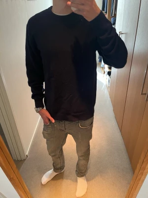 Tröja 100% merinoull  - Tjena, säljer nu denna riktigt feta Valient tröjan i 100% merinoull. Skicket är riktigt bra, skulle säga 9,5/10. Stoleken är M, killen på bilden är 182 cm. Släng iväg ett dm för frågor! 🙌🍾