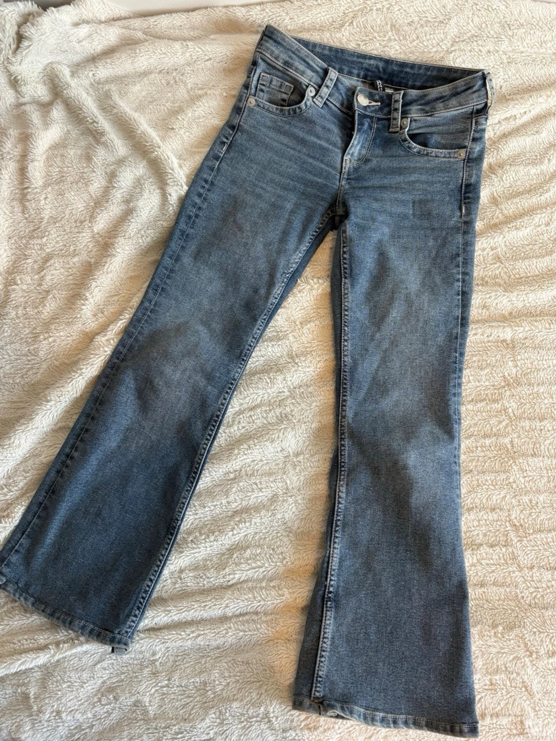 Blå flare low jeans 