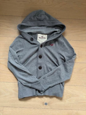 Vintage hollister cardigan - En riktigt fet hollister tröja! Sitter mycket bra på och har fint skick. Skick:9/10 | modellen är 185cm lång. Det står att den är L men sitter mer som M Pris 599 men kan diskuteras🤩🤩