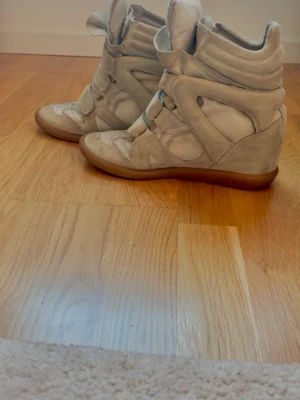 Isabel Marant skor - Har används ganska mycket, därför de har små defekter som syns på bilder. De har också fått en liten grön/grå nyans men jag är säker på att man kan tvätta bort det med något slags mocka shampo som är gjort för att tvätta skor. Jag har också rivit ut klacken(syns på bild) men den går att sätta tillbaks ifall man vill det💗köptes på Vinted där jag fick ett kvitto som intygade på att de är äkta, men kan du inte 100% säga att de är äkta eftersom jag inte köpte dom själv!💗