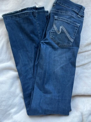 Nelly stitch jeans blåa - Fina jeans från Nelly i storlek 34. De är nersprättade där nere så de är typ 5 cm längre än var de var när de köptes. Säljs inte för under 200kr💕
