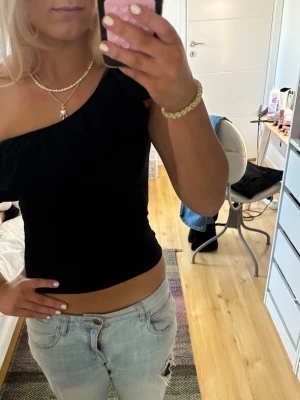 Snygg svart festtopp - Supersnygg festtopp med volang från hm passar xs💗toppen skick, den är helsvart som på första bilden