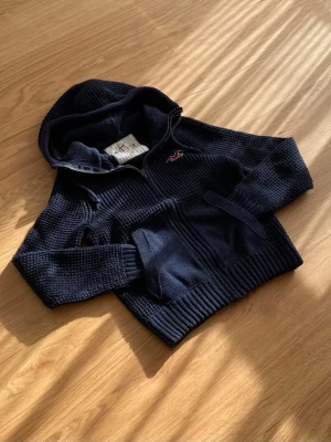 Hollister hoodie - Säljer en riktigt snygg Hollister Hoodie i färgen mörkblå. Denna är väldigt sällsynt. Skicket är 10/10. Storleken är S. Kommer släppa denna för 599kr men kan sänkas.