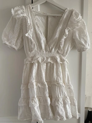 Studentklänning  - Jättefin klänning med snygga detaljer, perfekt till studenten💛💛💛 