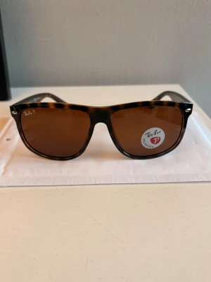 Rayban ”boyfriend” polarized  - Löningserbjudande: Helt nya Ray-Ban “Boyfriend” Polarized. De är oöppnade med alla etiketter kvar och  allt som syns på bild ingår. Säljs för endast 549 kr. Erbjudandet gäller till lördag 23:59