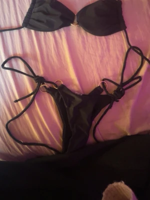 Svart bikini - Den är jätte fin på en och passar en jätte bra. Bikinin passar inte mig vid brösten. 