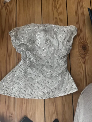 Snygg fest topp - Jättesnygg topp köpt secondhand dock så ja vet inte vad märket är men den är i storlek xs men även s skulle jag säga.Perfekt till fest eller bara lite uppklädda tillfällen 
