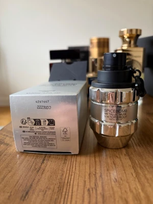 Spicebomb Metallic Musk EdP Viktor & Rolf - Spicebomb Metallic Musk Eau de Parfum från Viktor & Rolf. Flaskan har en unik, granatinspirerad design i blankt silverfärgat material med svart sprayhuvud och säkerhetsdetalj. Doften är kryddig och maskulin, perfekt för dig som gillar intensiva parfymer.