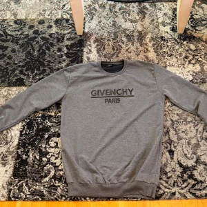 Grå sweatshirt från Givenchy Paris - Står på taggen XXL men den passar för personer med M eller även L