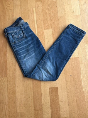 Replay jeans - Säljer dessa replay jeans med en sjukt snygg tvätt! De är i storleken 28:30 och är i ett väldigt bra skick. Modellen heter anbass och sitter slim, det är även hyperflex så det är väldigt sköna och strechiga. Tveka inte att kontakta mig vid minsta fråga!💬 