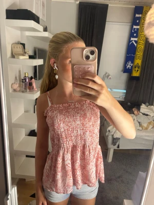 Röd och vit linnetopp - Säljer min Gina linnetopp med blommigt mönster, jättefin på sommaren, säljer då den är för stor❤️