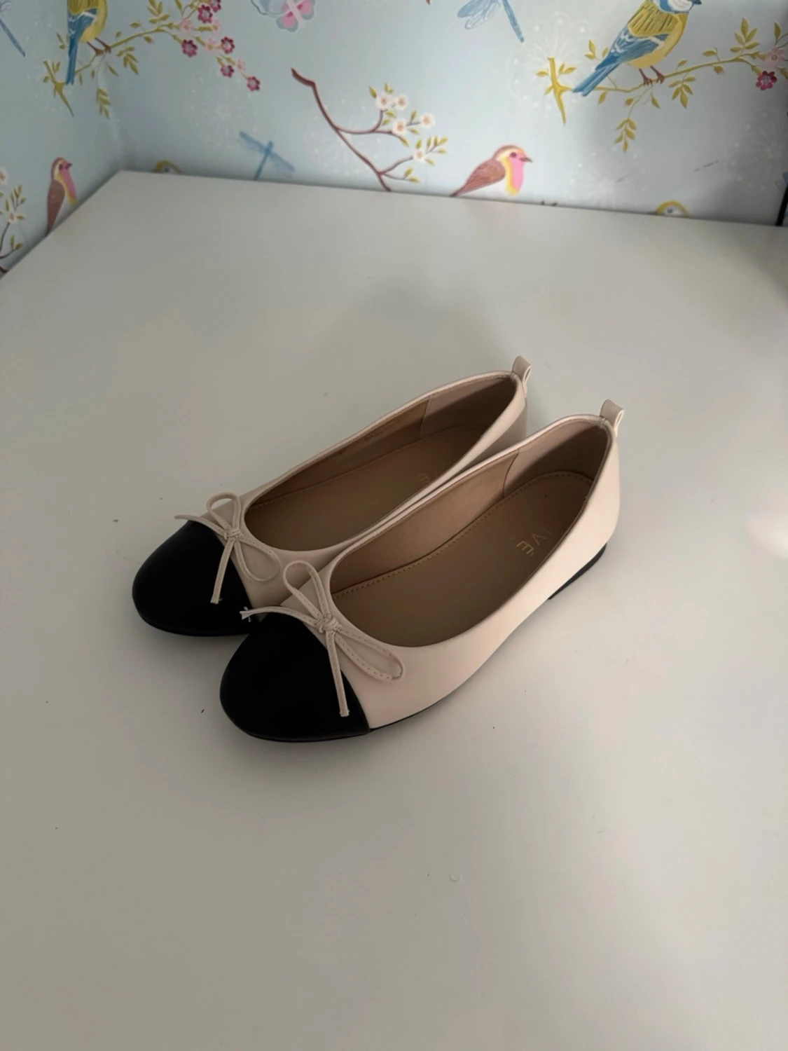 Beige och svarta ballerinaskor med rosett - 1