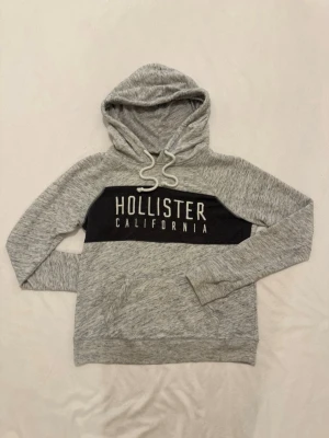 Grå Hollister hoodie - Grå hoodie från Hollister                     Bra skick                                               Säljer för att jag inte använder den mer                                                          Sitter som S 