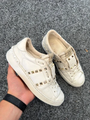 Valentino open 38 vit  / guld - Supersnygga valentino skor för tjej. Storlek 38. Skick 7/10 . Skorna är behandlade med whitningcream. Nypris 7200kr. Garanterad äkthet(700+ nöjda kunder ✅) hör av dig vid frågor 😄