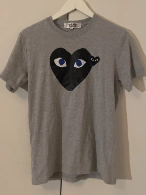 Comme des garcon tshirt - En asfet CDG tshirt som funkar perfekt nu inför sommaren. Den är i utmärkt skick och är i storlek S. Tveka inte av att höra av er vid intresse eller funderingar! 🥂🫡