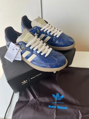 Adidas x wales bonner  - Skorna är helt nya. Kommer med boxen och väskan. Storlek 42. Fler storlekar i profilen. Snabba affärer prioriteras!