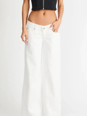 Lågmidjade Abrand jeans - Vita lågmidjade abrand jeans. Använta vid två tillfällen så som nya. Nypris 1 300kr + 300kr frakt. Storlek 27, sitter som S/M. Säljer även ett par i ljusblå och mörkblå. Går ner till marken på mig som är 168cm. Säljer då jag har ett par till. Tryck gärna på köp nu. 
