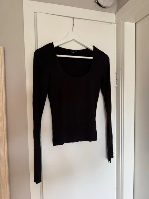 Svart långärmad topp med rund hals - En enkel och stilren svart långärmad topp med rundad urringning. Toppen är figurnära och passar perfekt till både jeans och kjol. Från Gina tricot i storlek XS. Pris kan diskuteras!