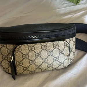 Fin Gucci väska - Skick 9/10 väldigt fin. Om man köper så medkommer även en Gucci box. Kan även tänka mig att gå ner i pris vid en snabb och smidig affär.
