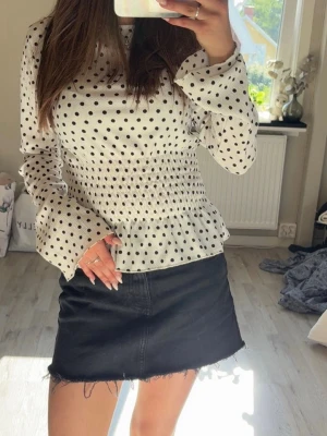 Jeanskjol - Säljer en svart jeanskjol med fransig kant nertill, knappt fått någon användning av den och säljer nu då den blivit för liten 