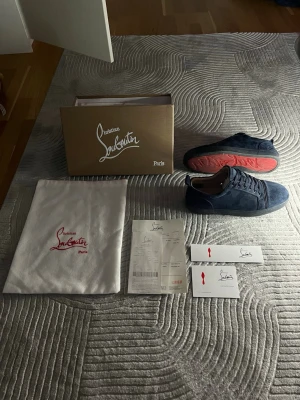 Äkta Christian Louboutin skor - Tja! Säljer mina autentiska Christian Louboutin skor som jag använt i ungefär 1 år nu. Jag köpte dem av en polare som köpt dem i butik. Dem säljs eftersom dem börjar bli lite små på mig och jag är helt enkelt ute efter ett par andra dojjor. Skorna har använts nästan lite för försiktigt och dem är fortfarande i bra skick. Den ända lilla defekten som inte ens syns när man har på sig dem kan man se på bild 7. Skorna köptes för 6800 som man kan se på kvittot. Allt på bilderna medkommer såklart! 