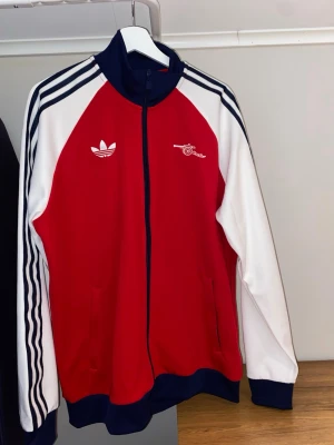 Arsenal track-top/zip-tröja - Säljer denna arsenal track-top/zip tröja i nyskick. Denna är slutsåld överallt och köpt från Arsenals hemsida. Säljer pga att den är lite för stor för mig.