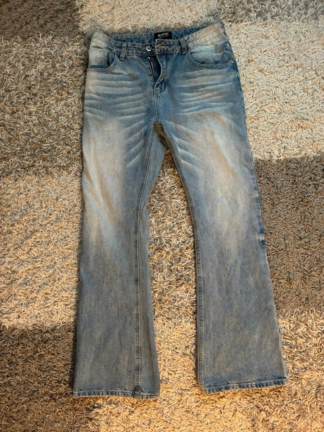 Ljusblå bootcut jeans med slitningar