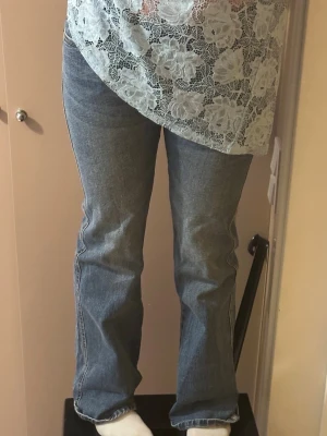 Blå bootcut jeans från Lager 157 - Lite slitna vid hälen men annars inga tydligare tecken på användning.