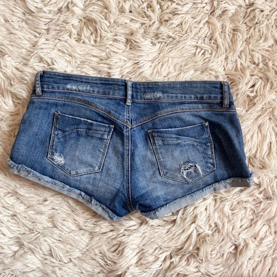 Q9 Mörkblå superlågmidjade jeansshorts - 1