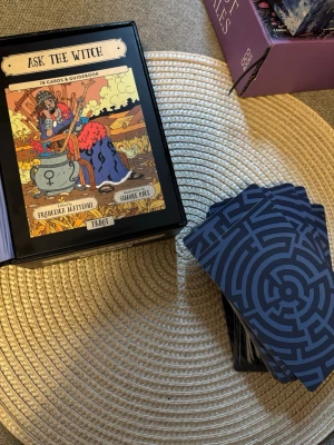 Ask the witch tarot  - I nytt och mycket bra skick, guidebook medföljer självklart. Korten  är som nya och inte använda,  enbart tittat på korten. Varan finns på andra ställen också då jag vill få sålt så fort som möjligt. + Äkta kort, Ny pris i affär: 265 kr (skickas samma dag eller dagen därpå, vid frågor tveka inte att höra av er ❤️) 