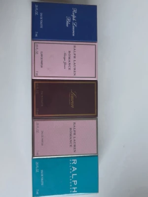 Ralph Lauren parfymset 5x7ml - Parfymset från Ralph Lauren med fem olika dofter i miniflaskor, 7 ml vardera. Setet innehåller både blå, rosa, röd och turkos designade flaskor, perfekt för att testa olika dofter eller ta med på resan. Snygga förpackningar och exklusiv känsla.