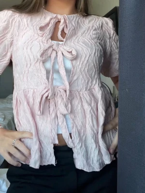 Ljusrosa blus - Supersöt ljusrosa blus som inte kommer till användning längre💗
